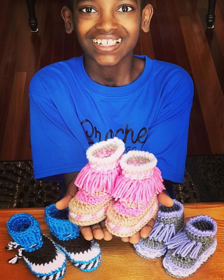 asomadetodosafetos.com - Menino constrói biblioteca na Etiópia com dinheiro arrecadado graças às suas criações de crochê