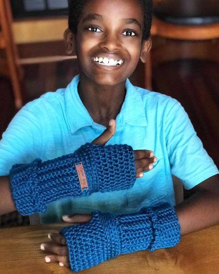 asomadetodosafetos.com - Menino constrói biblioteca na Etiópia com dinheiro arrecadado graças às suas criações de crochê