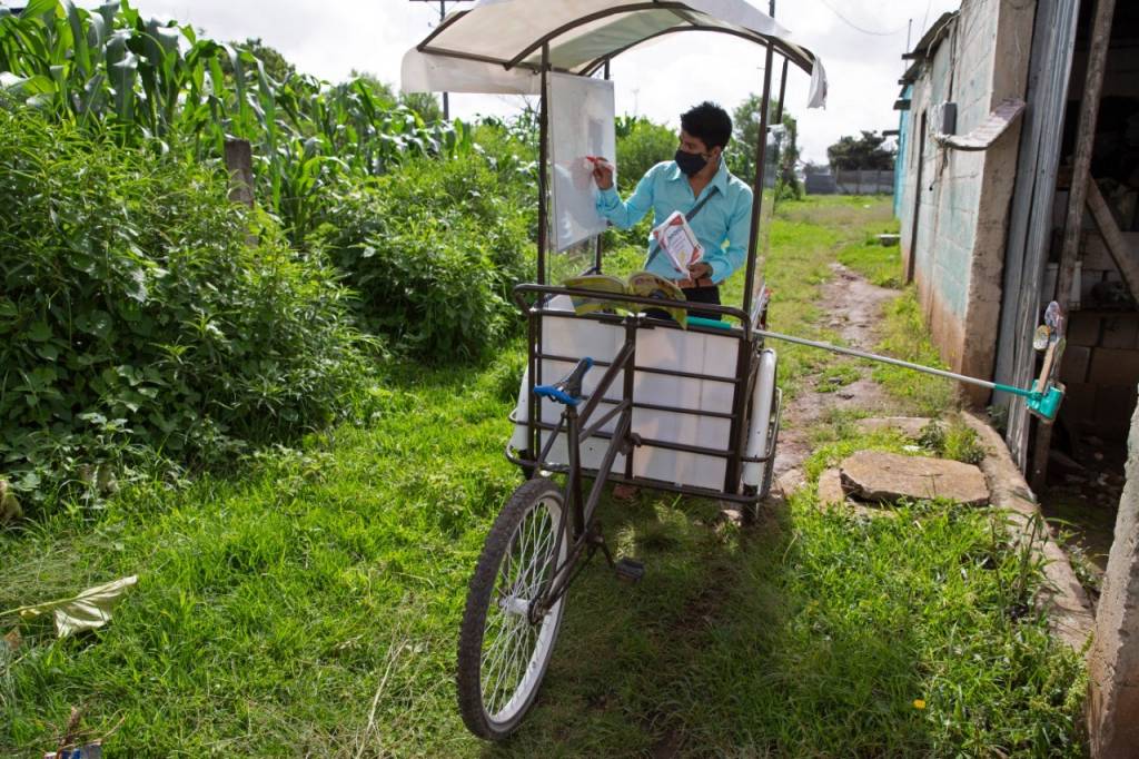 asomadetodosafetos.com - Professor usa economias para transformar triciclo em sala de aula móvel