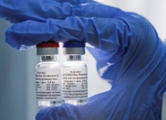 Rússia já está com a produção do 1º lote da vacina contra a covid em andamento