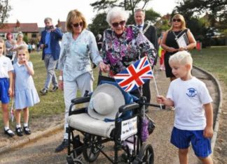 Ao completar 102 anos, enfermeira dá 102 voltas em parque: uma caminhada solidária