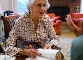 Aos 101 anos, mulher prova que nunca é tarde demais e lança o seu primeiro livro de poesias
