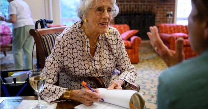 Aos 101 anos, mulher prova que nunca é tarde demais e lança o seu primeiro livro de poesias