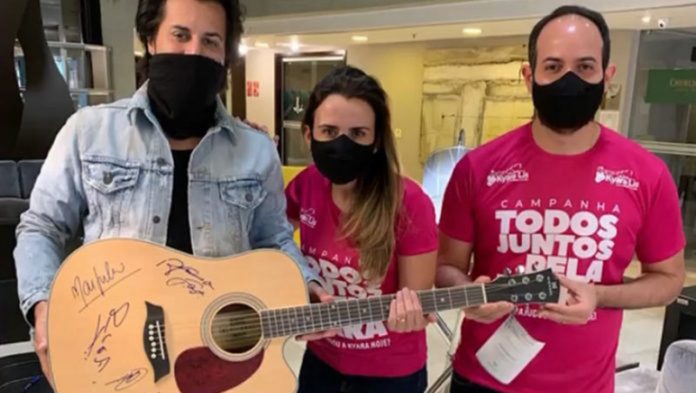 Banda Jota Quest doa violão autografado para família comprar o remédio mais caro do mundo