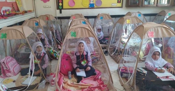 Irã coloca alunos em salas de aula dentro de bolhas para evitar aumento da pandemia