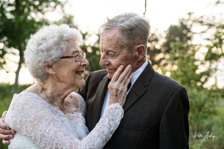 asomadetodosafetos.com - Para comemorarem os 60 anos de casados, eles vestiram as mesmas roupas casamento