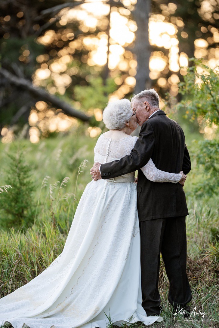 asomadetodosafetos.com - Para comemorarem os 60 anos de casados, eles vestiram as mesmas roupas casamento