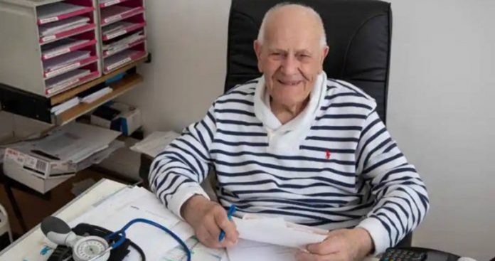 Aos 98 anos, médico continua atendendo pacientes, mesmo na pandemia