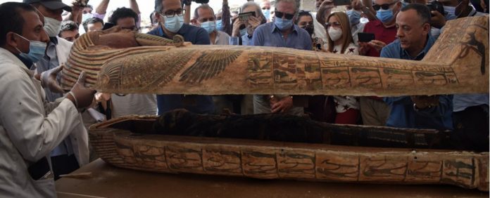 Arqueólogos encontram múmias completamente intactas e seladas por 2.500 anos