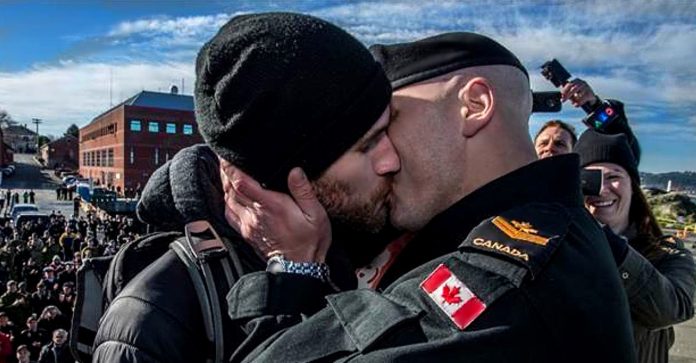 Canadá celebra 4 anos do beijo histórico entre um oficial e seu noivo. Amor livre!