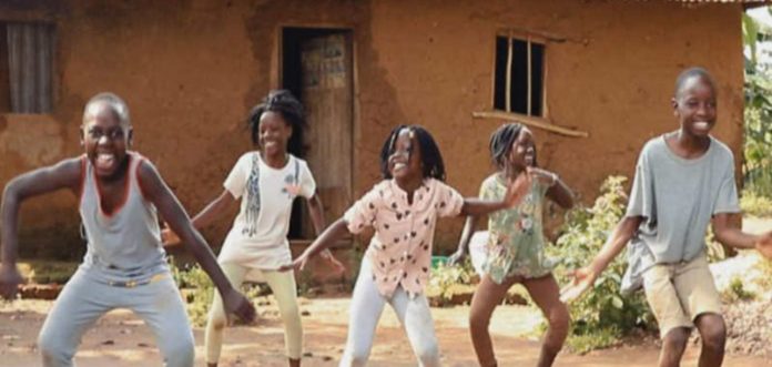 Em vídeo, crianças órfãos na África dão lição de esperança e alegria pro resto do mundo