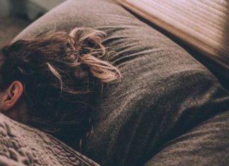 Estudo indica que dormir usando um cobertor pesado pode ser a salvação pra insônia