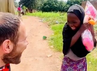 Menina órfã na Nigéria ganha sua primeira boneca e emociona o mundo com sua felicidade