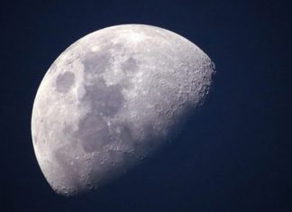 Nasa descobre que existe água na superfície da Lua