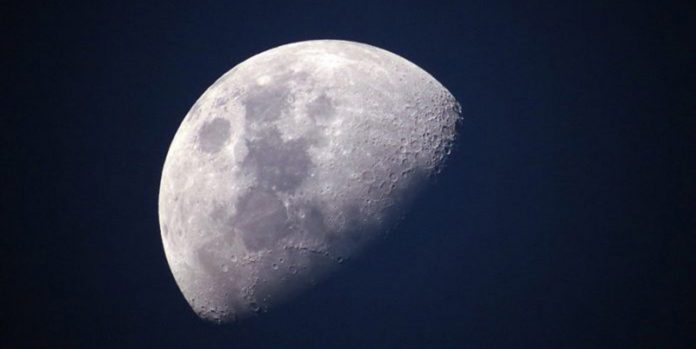 Nasa descobre que existe água na superfície da Lua