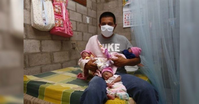 Sua esposa morreu no parto e ele agora cuida dos seus trigêmeos recém-nascidos. Ele pede ajuda