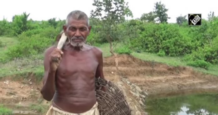 Antes chamado de louco, homem escavou por 30 anos e levou água pra vila seca