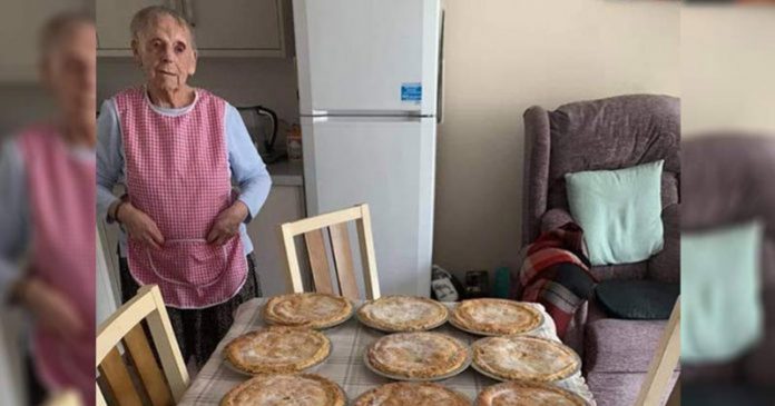 Aos 89 anos, idosa faz tortas em plena pandemia para ajudar pessoas necessitadas