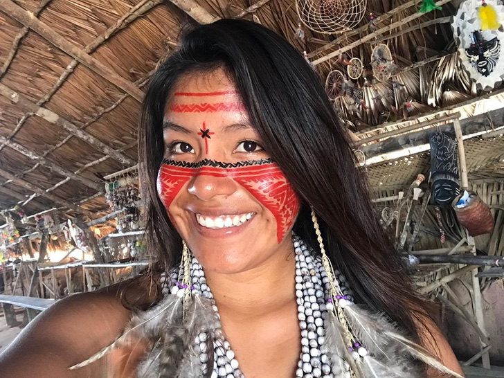 asomadetodosafetos.com - Jovem indígena é sensação no TikTok ao mostrar sua cultura para o mundo: orgulho da Amazônia