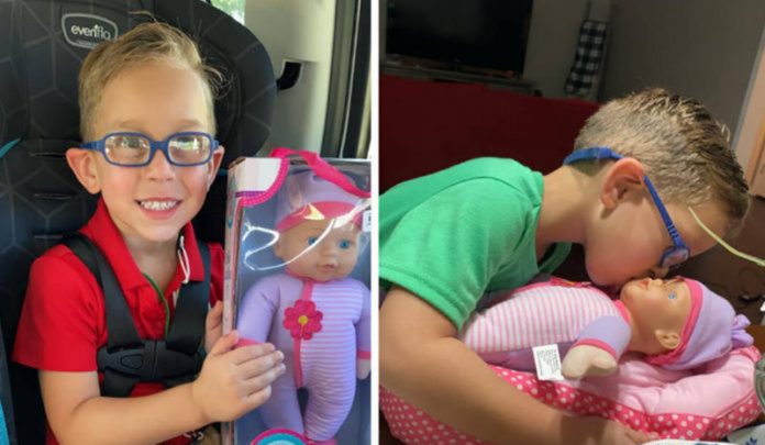 Menino viraliza após pedir boneca de presente pra mãe: ele quer ser um bom pai