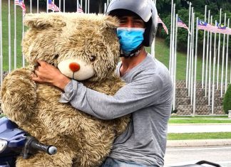 Pai se alegra ao encontrar urso de pelúcia no lixo para presentear filha: ele não tinha dinheiro