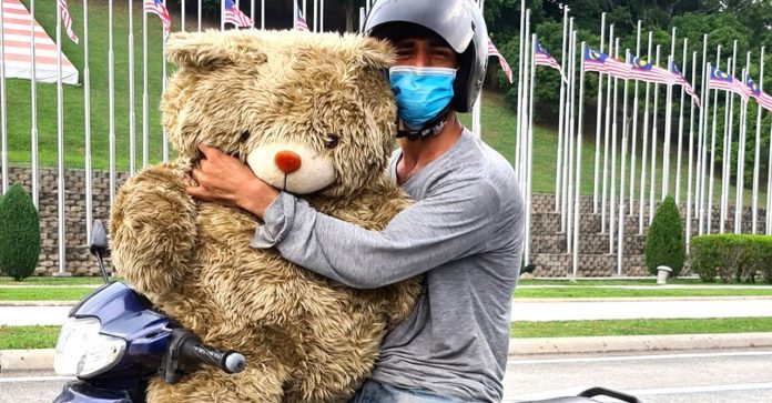 Pai se alegra ao encontrar urso de pelúcia no lixo para presentear filha: ele não tinha dinheiro