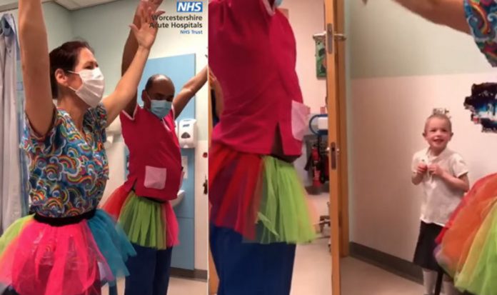 Médicos fazem surpresa para animar menina com câncer: dançam balé pra ela