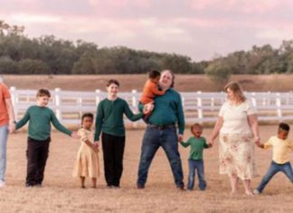 Casal que já tinha 4 filhos biológicos, adota gêmeos e mais 6 crianças: são 12 no total