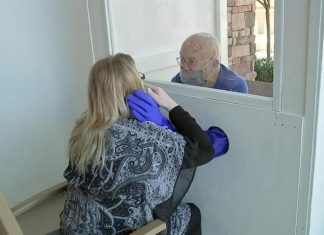 Jovem constrói cabines especiais para abraços de idosos em asilo