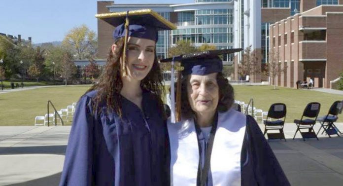Neta e avó se formam juntas na mesma faculdade: que amor de família mais lindo