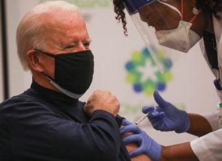 Novo Presidente dos EUA dá exemplo e toma vacina contra Covid para incentivar população