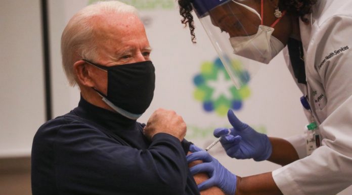 Novo Presidente dos EUA dá exemplo e toma vacina contra Covid para incentivar população