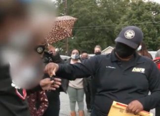 Policial dá o próprio carro de presente para mãe de 5 que sofria violência doméstica