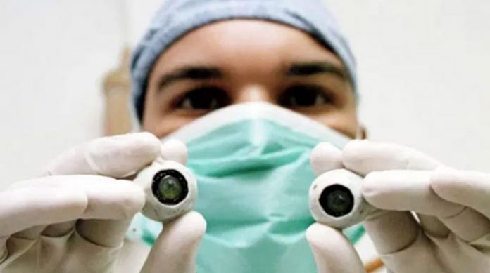1º transplante de córnea artificial do mundo faz cego voltar a enxergar