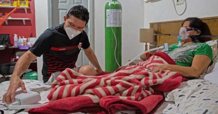 Amor de filho: médico brasileiro monta clínica dentro de casa para cuidar da mãe com Covid
