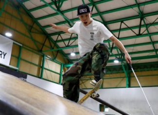 Cego, jovem skatista de 20 anos impressiona internet com suas manobras: superação