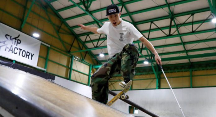 Cego, jovem skatista de 20 anos impressiona internet com suas manobras: superação