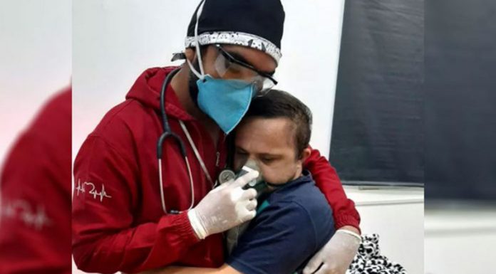 Empatia é isso: enfermeiro acalma paciente com Down com abraço para dar oxigênio