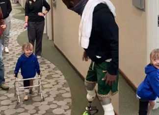Recordista mundial e tricampeão paralímpico incentiva menino a andar pela 1ª vez com prótese