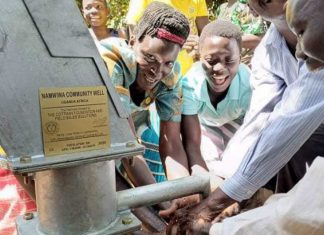 Vídeo emociona ao mostrar comunidade em Uganda recebendo água potável pela 1ª vez