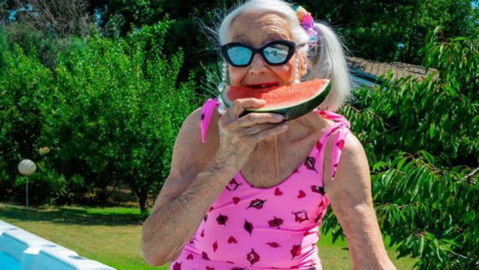 Com mais de 100 mil seguidores no Insta, vovó de 90 anos revela o segredo da felicidade