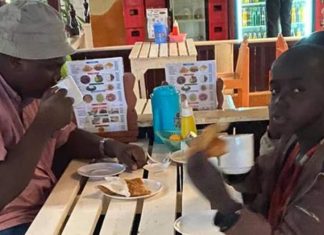 Desconhecido paga escola para meninos órfãos que tinham lhe pedido café da manhã