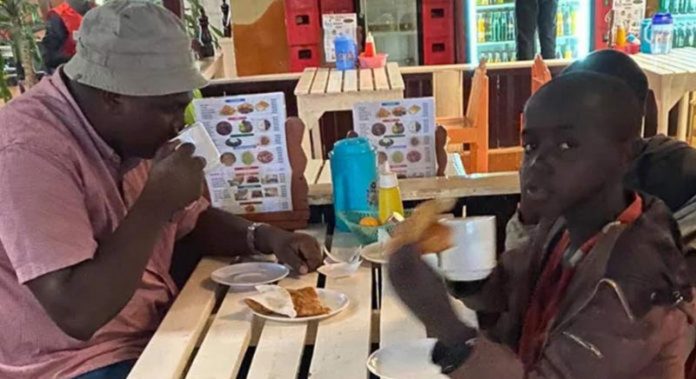 Desconhecido paga escola para meninos órfãos que tinham lhe pedido café da manhã