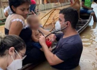 Enfrentando enchente no Acre, médico e enfermeira atendem criança: gratidão por eles