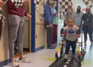 Menino de apenas 2 anos com paralisia sai do hospital andando: vídeo emocionante