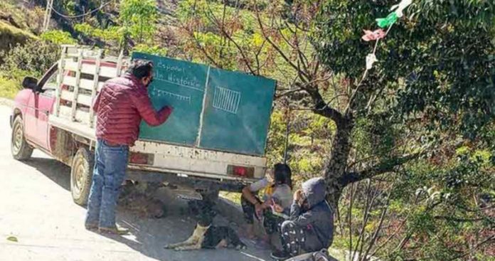 Para dar aulas em área rural na pandemia, professor improvisa lousa na traseira de caminhão