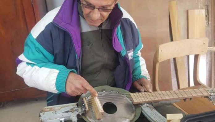 Pela paz no mundo: artista transforma armas de guerra em instrumentos musicais