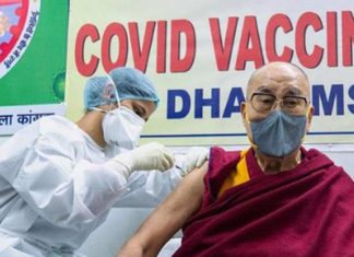 Dalai Lama é vacinado e pede que todas as pessoas do mundo também se vacinem