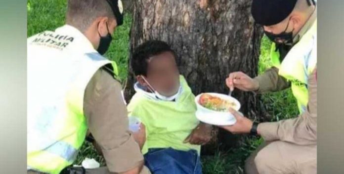 Foto de policiais dando comida na boca de sem-teto com deficiência viraliza: empatia