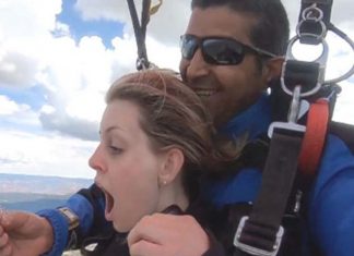 Homem pede namorada em casamento durante salto de paraquedas: amor nas alturas